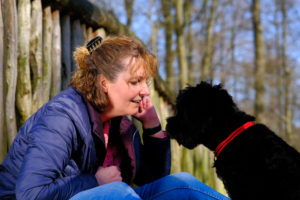 Hundetrainerin Kerstin mit Hund Abby im Zwiegespräch